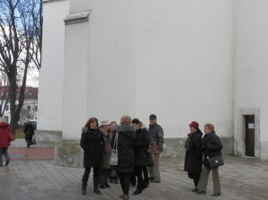 Ružomberskí dôchodcovia pred kostolom.